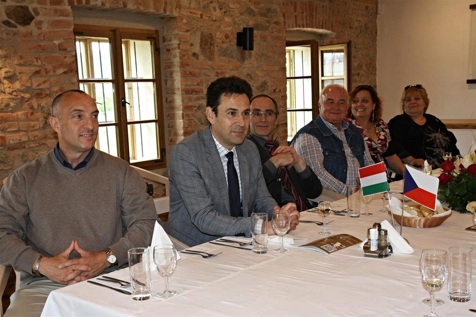 Praha 12 zahájila spolupráci s Budapeští 15, maďarský starosta přijel do Modřan.