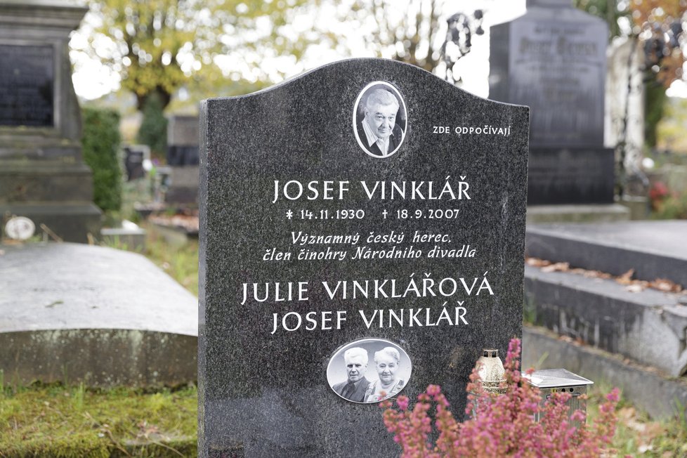 Takto vypadá hrob, ve kterém leží herec Josef Vinklář.