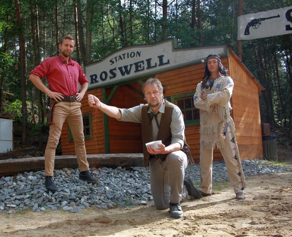 Jan Machálek sype ve westernovém městečku v Boskovicích písek z filmového Roswellu.