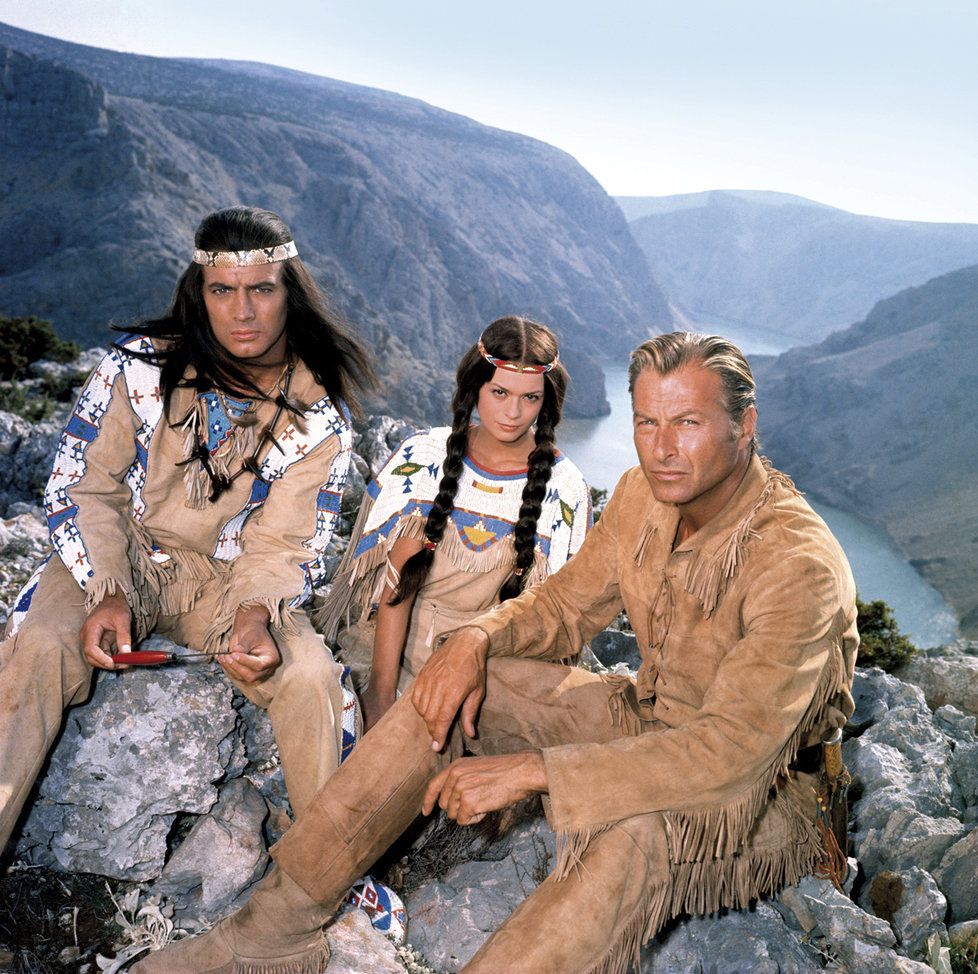 Pierre Brice (Vinnetou), Marie Versiniová (Nšo-či) a Lex Barker (Old Shatterhand)