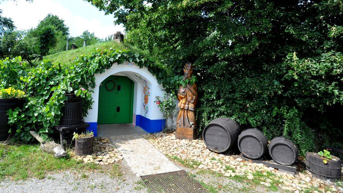 Vinné sklepy Petrov Plže.Plže jsou památkově chráněným areálem jedinečných vinných sklepů v obci Petrov na hodonínsku. T Vinné sklepy Petrov Plže.Plže jsou památkově chráněným areálem jedinečných vinných sklepů v obci Petrov na hodonínsku. T