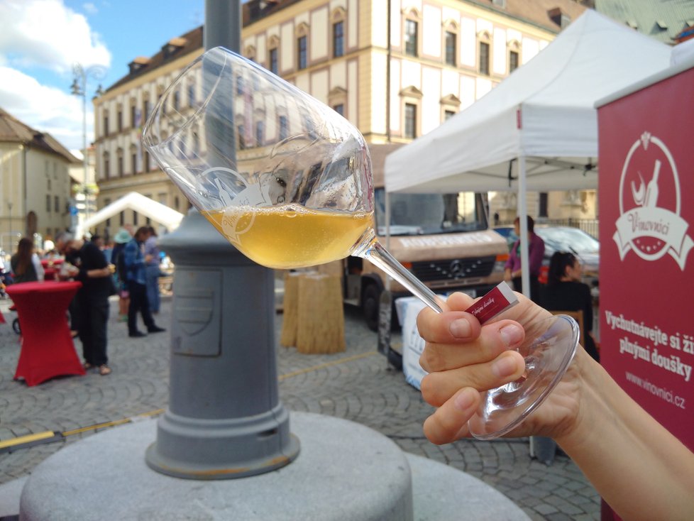 Oranžové víno je přírodnější, používá méně síry, bývá často nefiltrované.