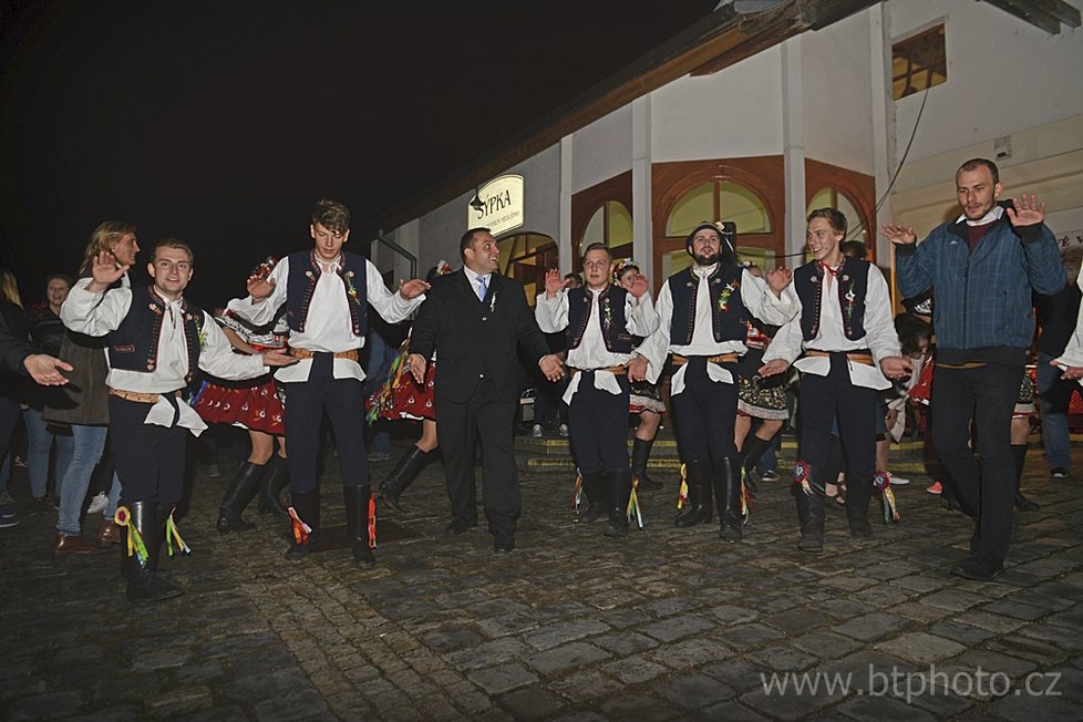 Budou se tančit staré tradiční slovanské tance jako skočná, ale i maďarský čardáš.