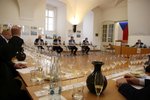 Degustátoři hodnotí vína, přihlášená do elitní soutěže 50. ročníku Valtických vinných trhů.