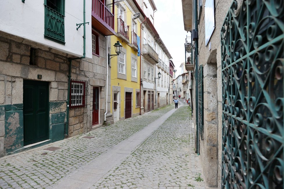 Porto, druhé největší město Portugalska láká historií, slavným knihkupectvím, ale také skvělým vínem...