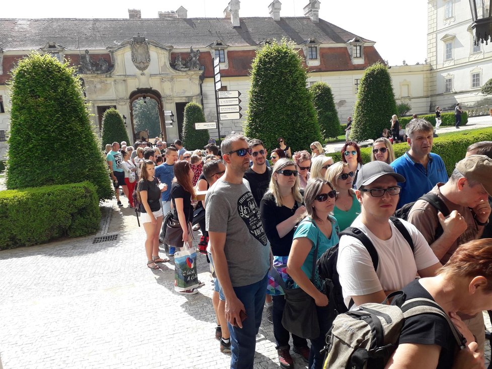 Jízdárna zámku při Valtických vinných trzích praskala ve švech. Nejstarší tuzemskou výstavu vín navštívilo přes šest tisíc lidí.