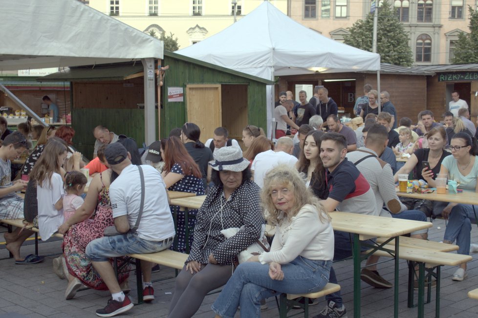 Jaké víno je vhodné pít v létě? Lehká fresh vína s menším procentem alkoholu a kostkami ledu.