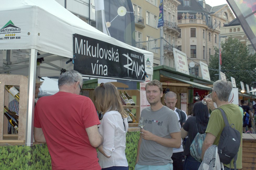 Na vinománii do Brna se o víkendu sjela patnáctka elitních vinařů s asi 250 druhy vína.