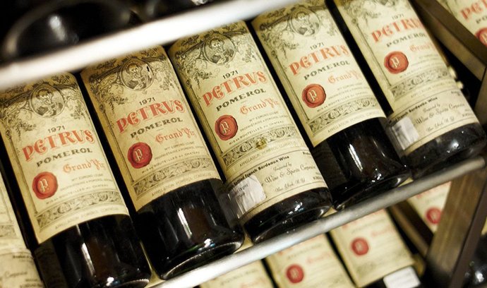 Láhev vína jako firemní dar? Co také změní konsolidační balíček