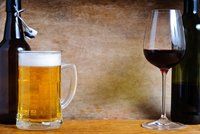 Začít pivem, nebo vínem? Studie: Kocovina bude stejná a zvrací každý desátý