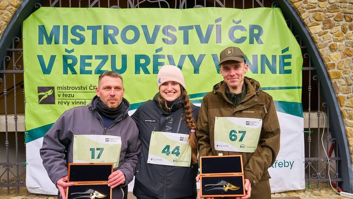 Vítězové mistrovství ČR v řezu révy vinné. Zprava Michal Fraňo, Pomfy, Vinosady (kategorie Elite muži), Markéta Hrazdilová (kategorie Elite ženy), Matěj Mikulica, Střední odborná škola Znojmo (kategorie Junior) Vítězové mistrovství ČR v řezu révy vinné. Zprava Michal Fraňo, Pomfy, Vinosady (kategorie Elite muži), Markéta Hrazdilová (kategorie Elite ženy), Matěj Mikulica, Střední odborná škola Znojmo (kategorie Junior)
