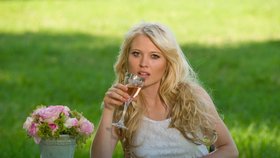 Růžové víno je ideální na teplé letní dny. Navíc se nyní můžete zúčastnit i soutěže o Miss víno.