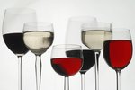 Dnes není výjimkou, že sklenice na víno dokážou pojmout téměř půl litru tekutiny, napsal list The Guardian.