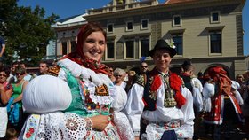 Nažehlené kroje na slavnostech při sluníčku opravdu vynikly