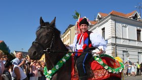 V průvodu jelo o pět šohajů z jízdy králů z Kunovic. Lidi bavili vyvolávkami.