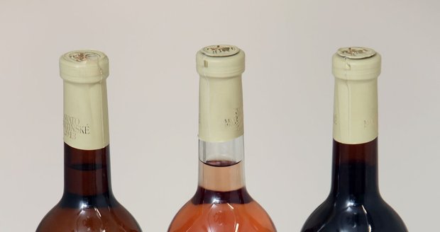 Svatomartinská vína mají speciální etiketu i logo - letos v podobě stylizovaného svatého Martina na koni