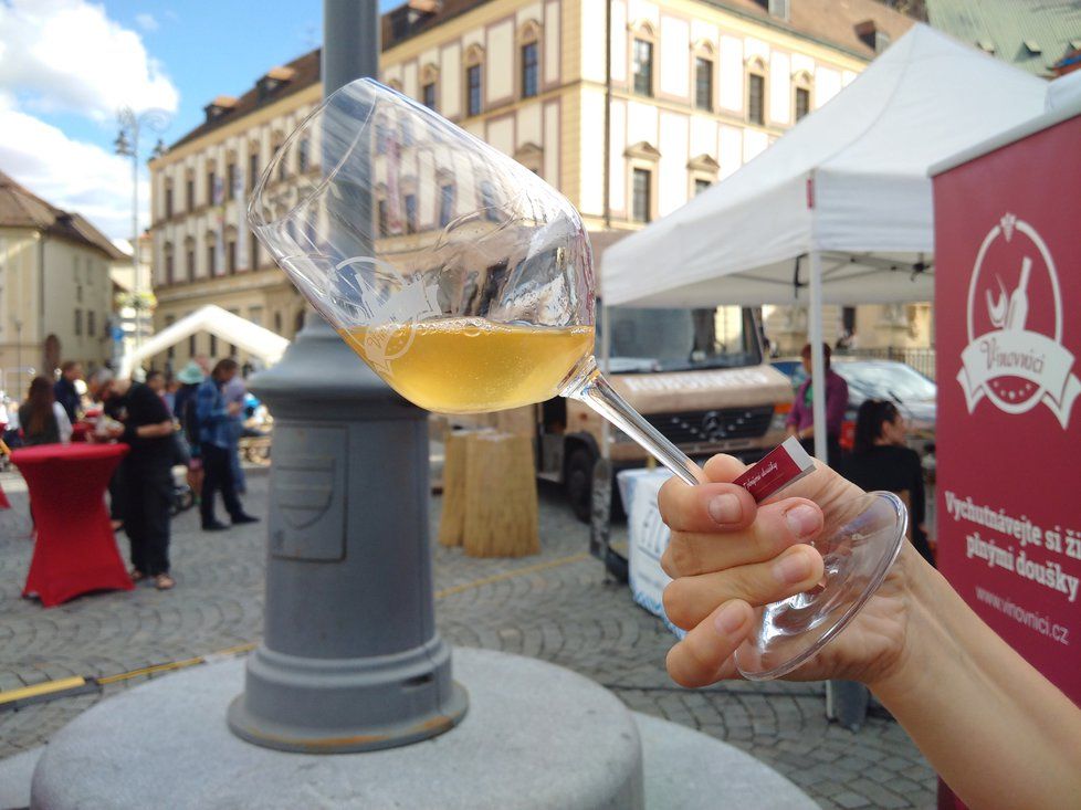Jakub Pernica rád zkouší nová vína, v současné době je atraktivní oranžové víno.