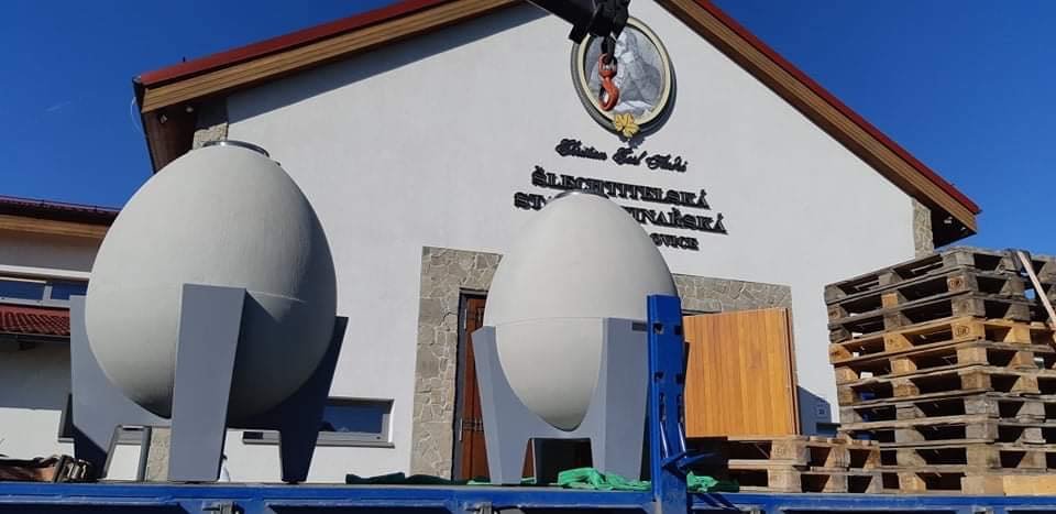 Šlechtitelská stanice vinařská ve Velkých Pavlovicích instaluje před své sklepy dvě betonová vajíčka na zrání vína.