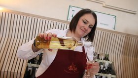 Při Valtických vinných trzích praská zámecká konírna ve švech. Nejprestižnější tuzemská přehlídka vín počítá s šesti tisíci návštěvníky.