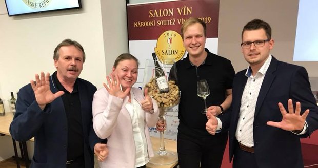 Vinaři ze Zámeckého vinařství Bzenec se radují ze svého rulandského bílého, které se stalo nejlepším tuzemským vínem pro rok 2019.