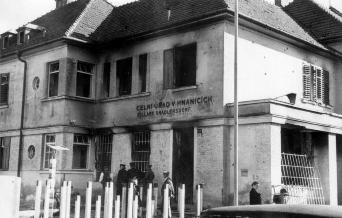 Budova celního úřadu v Hnanicích na Znojemsku, zdemolovaná 22. září 1938 při útoku sudetoněmeckých diverzantů. Při pokusu o osvobození celnice padl téhož dne zpravodajský důstojník pěšího pluku poručík pěchoty Otmar Chlup (†28).