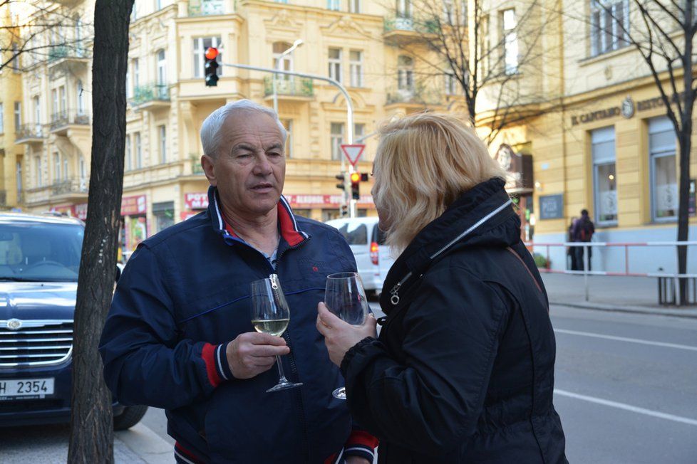 V Praze 2 má začít platit zákaz pití alkoholu na ulici.