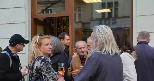 V Praze 2 má začít platit zákaz pití alkoholu na ulici.