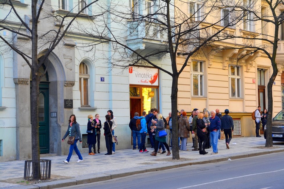 Víno za dvacku neláká pochybnou společnost, naopak.