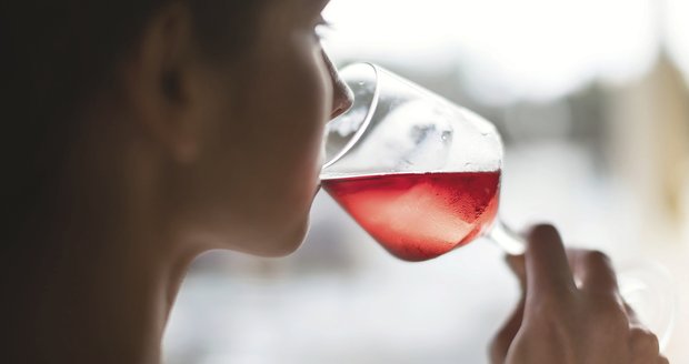 Rizikově pije alkohol v Česku 15–18 % dospělé populace a ročně kvůli alkoholu zemře 6–7 tisíc lidí. Je to tedy zhruba 6 % všech úmrtí.