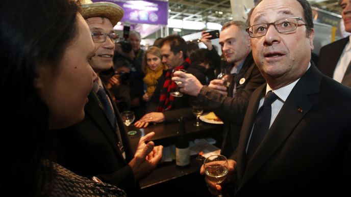 Francouzský prezident Francois Hollande na zemědělském veletrhu v Paříži koštuje víno od místního pěstitele.