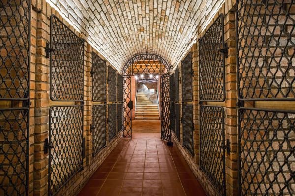 Archivní sklep s 36 zamřížovanými boxy na víno. Pojmou až 15 tisíc lahví.