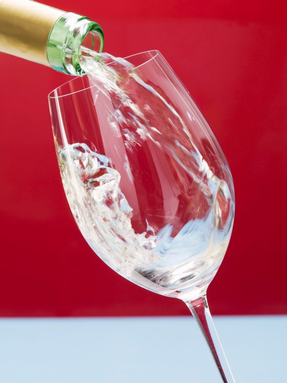 Dvojka neředěného suchého bílého vína má cca 440 kJ. Vinný střik z jedné deci vám dodá cca 225 kJ a můžete si jeden či dva dát i při dietě.