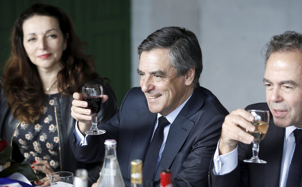 Víno je oblíbeným nápojem ve Francii – na snímku francouzský prezidentský kandidát Francois Fillon.