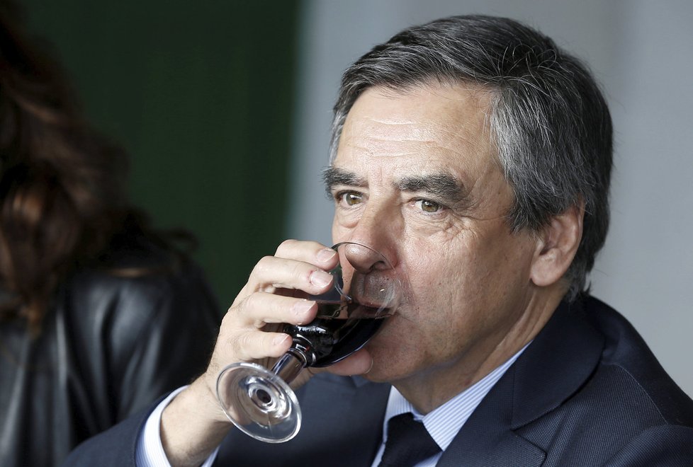 Víno je oblíbeným nápojem ve Francii – na snímku francouzský prezidentský kandidát Francois Fillon.