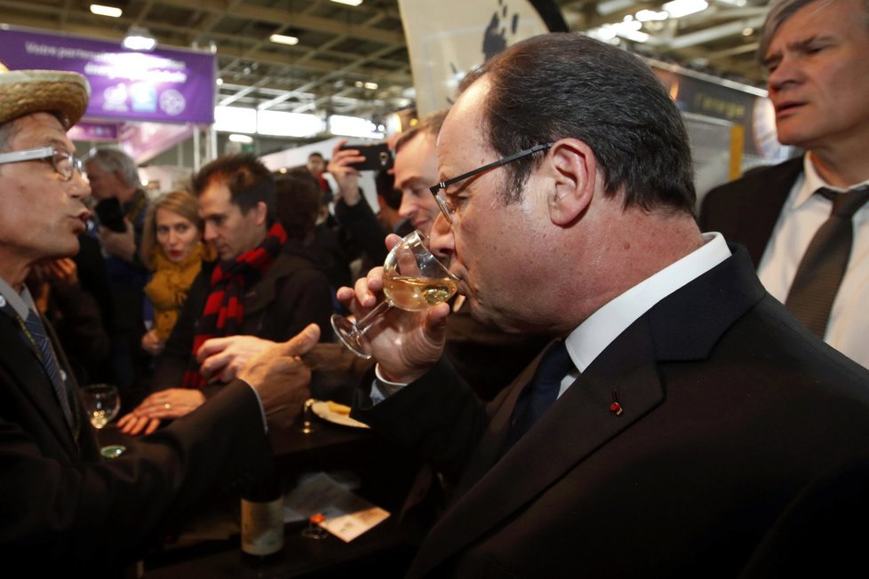 Francouzský prezident Francois Hollande na zemědělském veletrhu v Paříži koštuje víno od místního pěstitele.