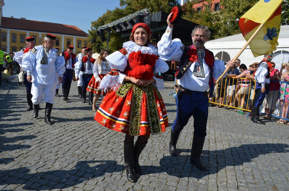 Místostarostka Vlčnova Marta Mošťková (57) se naparádila do kroje, ve kterém se vdávala její maminka v roce 1958 a sama si některé části vyšívala.