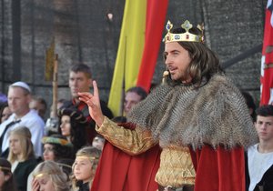 Král Jan Lucemburský v ulicích Znojma při tradičním zářijovém vinobraní