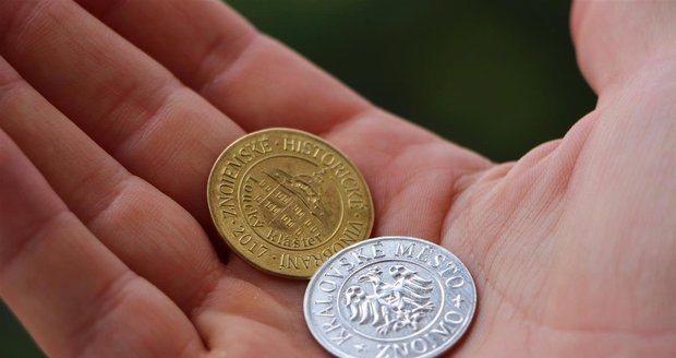 Tyto zlaté a stříbrné mince rozhodí při Znojemském vinobraní  král Jan Lucemburský mezi diváky.