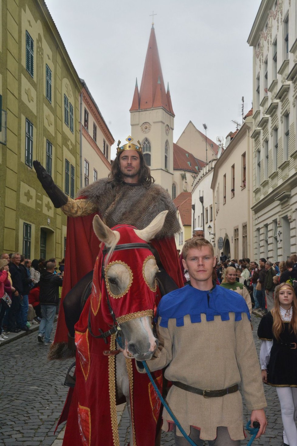 Král Jan Lucemburský v ulicích Znojma při tradičním zářijovém vinobraní