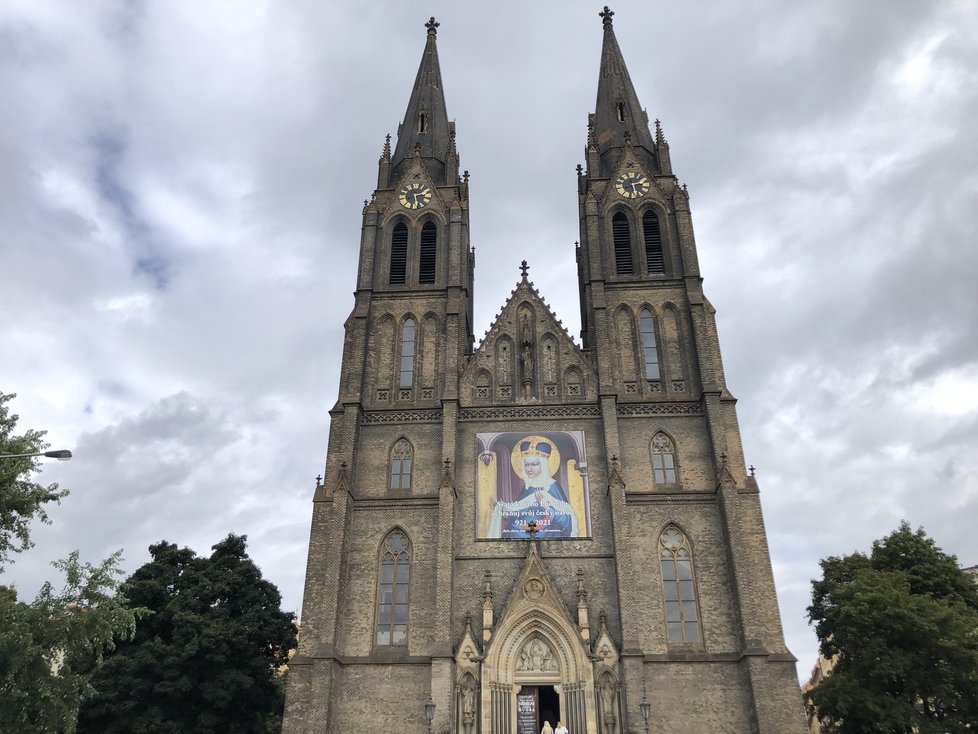 Kostel sv. Ludmily je dominantou vinohrad.