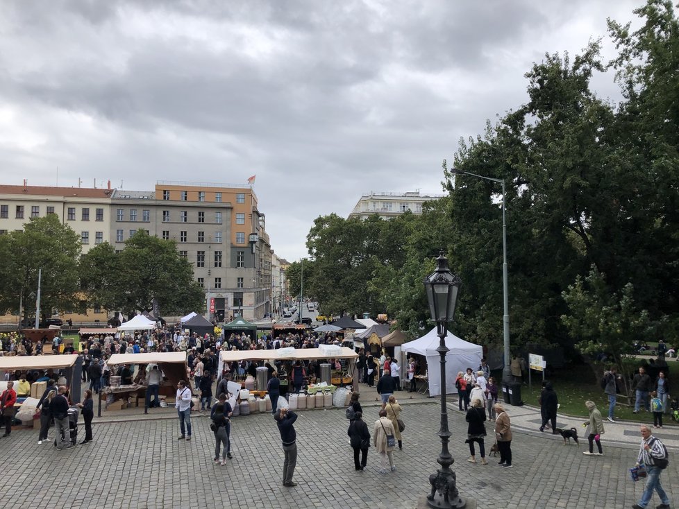 Náměstí Míru zaplnily stánky s vínem a dalšími dobrotami