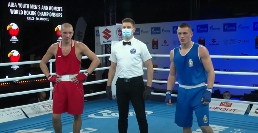 Estonský boxer Anton Vinogradov (v červeném) byl soupeřem Rašída Al-Svaisáta v osudném zápase.