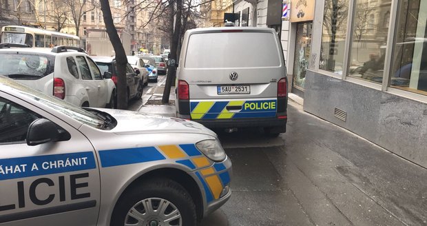 U pánského holičství ve Vinohradské ulici zasahovaly policejní jednotky.