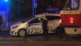 Tramvaj na Vinohradské z boku »sešrotovala« auto městské policie: Posádku vyprostili hasiči