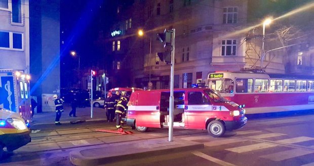 Na Vinohradské ulici se stala nehoda. Tramvaj se tam srazila s vozem městské policie.