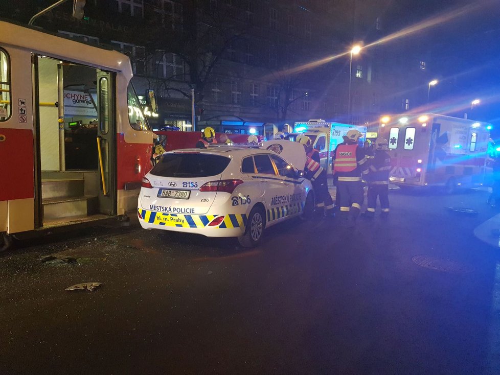 Na Vinohradské ulici se stala nehoda. Tramvaj se tam srazila s vozem městské policie.