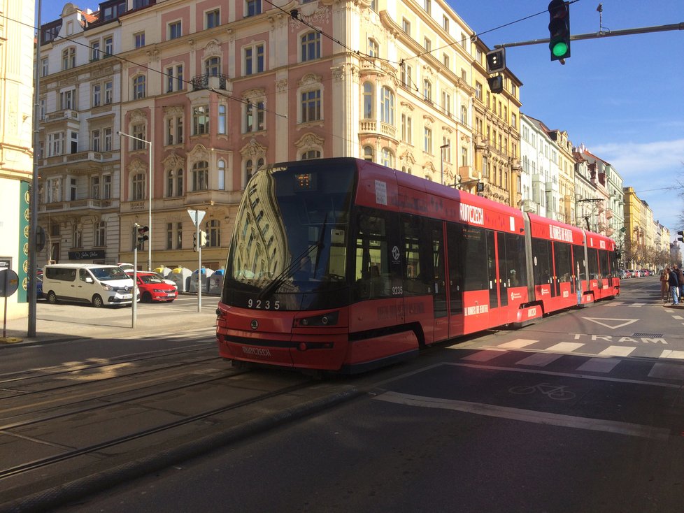 Od března až do července bude pro tramvaje zcela uzavřena Vinohradská třída. Automobily skrze ní budou moci jezdit pouze ve směru z centra, a to jen v jednom úseku.