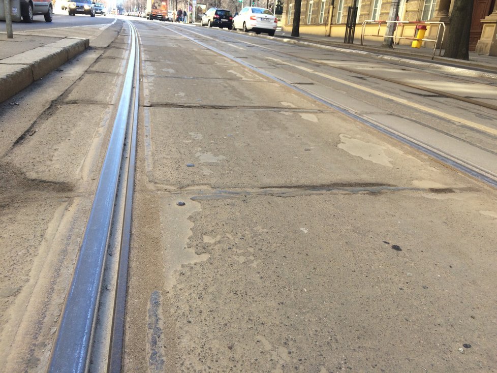 Takto vypadá tramvajová trať ve Vinohradské dnes. Betonové panely po modernizaci nahradí asfalt, díky kterému bude i doprava v této oblasti výrazně tišší.