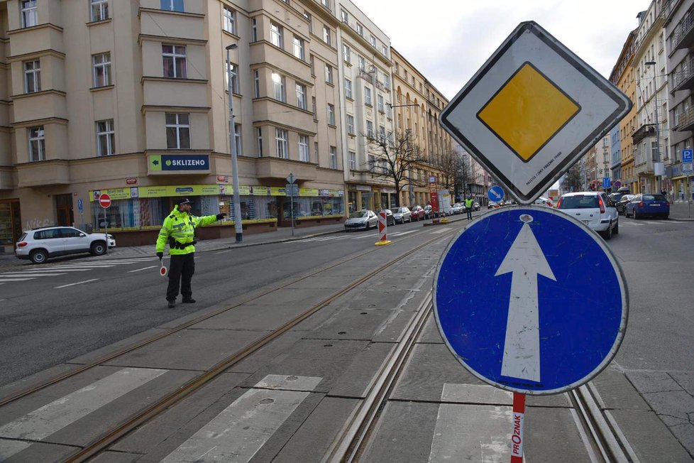 Uzavírka Vinohradské vyvolala zmatky. Pražané netuší, čím jet a kudy.