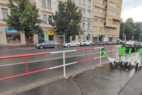 Praha odstraňuje červeno-bílá zábradlí: Zmizelo už 600 metrů, zbývá dalších asi 10 kilometrů